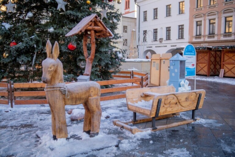 LOŇSKOU VÁNOČNÍ SBÍRKU SYMBOLICKY ZAVRŠILO PŘEDÁNÍ ŠEKU. VÝTĚŽEK POMŮŽE SALVII