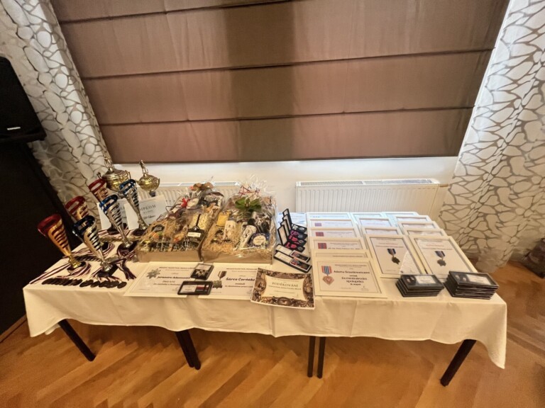 PRIMÁTOR PŘEVZAL NA OKRESNÍM SHROMÁŽDĚNÍ DOBROVOLNÝCH HASIČŮ PODĚKOVÁNÍ MĚSTU