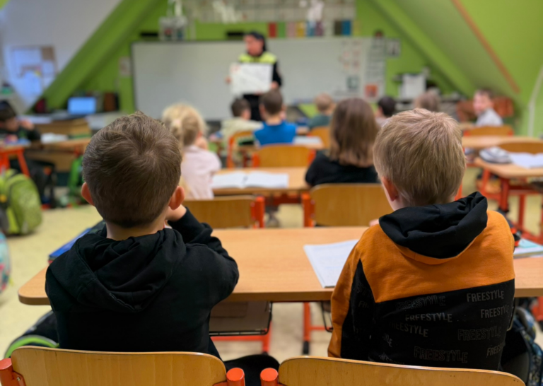 BEZPEČNOST DĚTÍ JE NAŠÍ PRIORITOU: STRÁŽNÍCI POŘÁDAJÍ PŘEDNÁŠKY NAPŘÍČ ŠKOLKAMI A ŠKOLAMI
