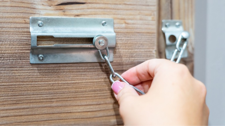 STRÁŽNÍCI VE FRÝDKU-MÍSTKU NABÍZÍ SENIORŮM MONTÁŽ BEZPEČNOSTNÍCH ŘETÍZKŮ ZDARMA