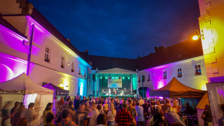 JAZZ VE MĚSTĚ LETOS SLAVÍ DVACET LET. ROZEZNÍ I NOVOU OSMIČKU