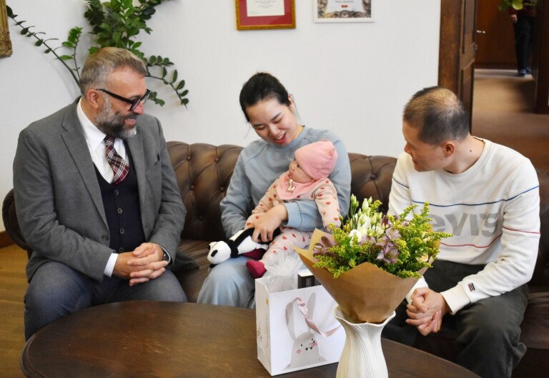 PRIMÁTOR PŘIJAL RODIČE A PRVNÍ MIMINKO ROKU – JASNOU PERLU NEBOLI MARUŠKU