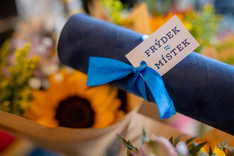 CENU MĚSTA FRÝDEK-MÍSTEK V KAVÁRNĚ RADHOŠŤ PŘEVZALO PĚT OSOBNOSTÍ