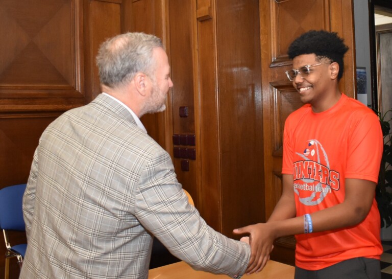 BASKETBALISTÉ Z TŘÍ KONTINENTŮ DORAZILI NA RADNICI