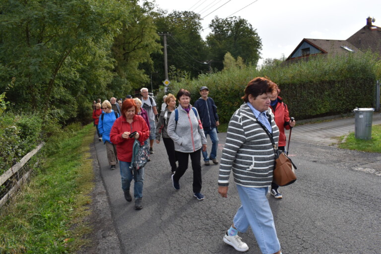 SPOLEČNĚ ZA KRÁSNÝMI VÝHLEDY. POCHOD PRO SENIORY POVEDE KOLEM OLEŠNÉ
