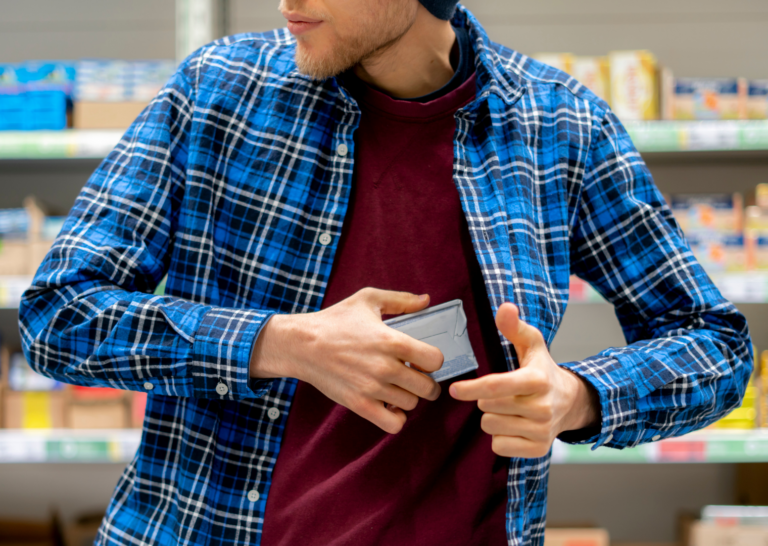 KRÁDEŽ V PRODEJNĚ SKONČILA PRONÁSLEDOVÁNÍM PŘES ŘEKU