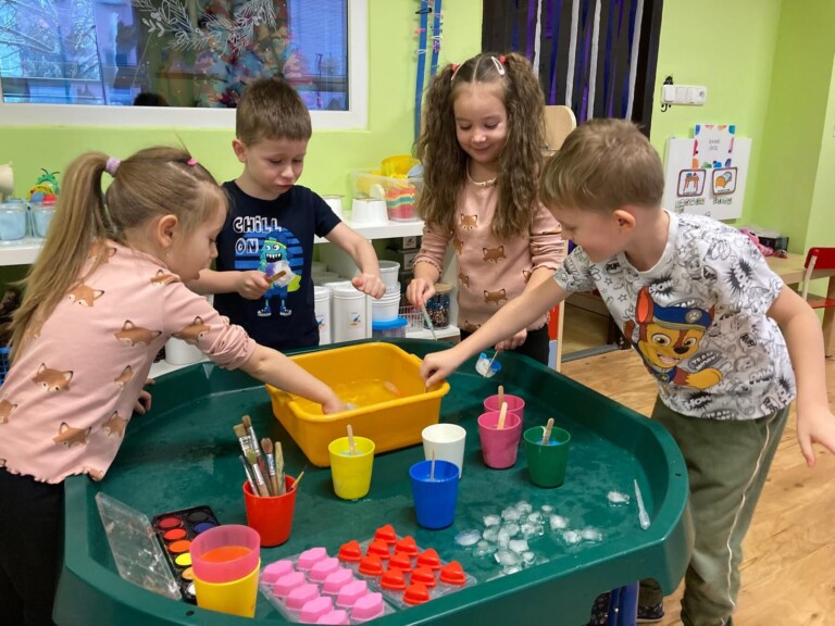 MATEŘSKÁ ŠKOLA POHÁDKA VE FRÝDKU-MÍSTKU SÁZÍ NA SMYSLY A UČENÍ HROU