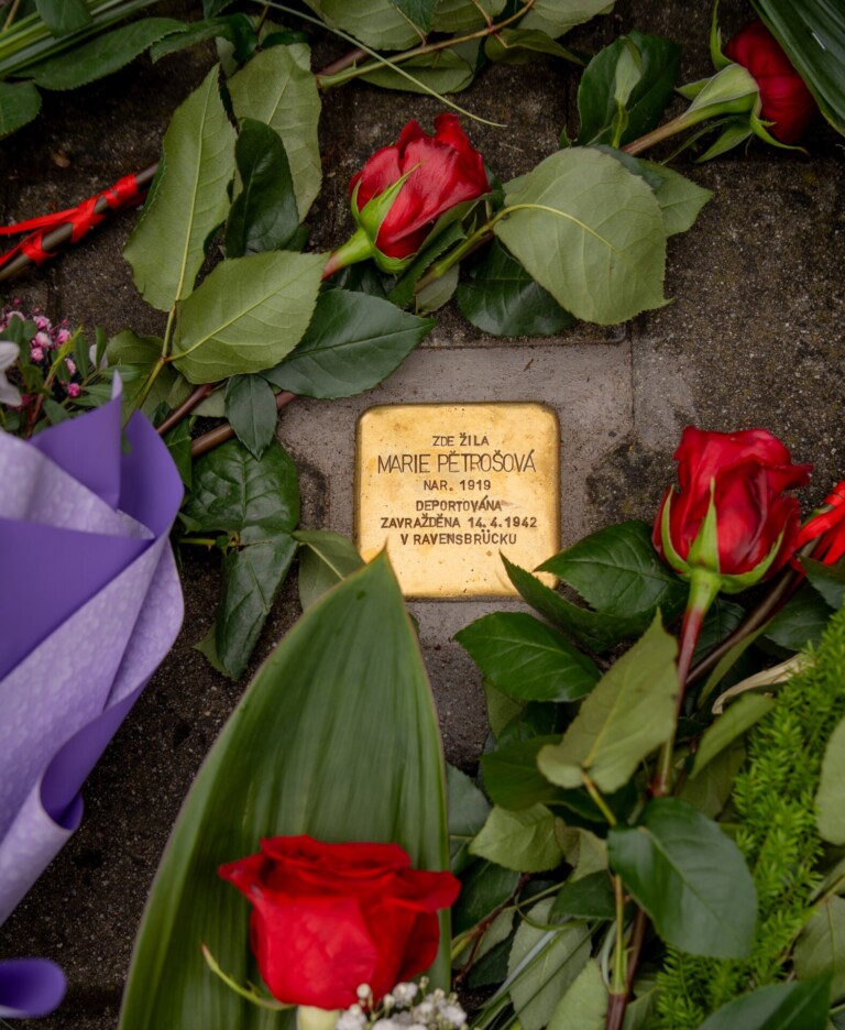 JEN DESET DNÍ S MAMINKOU. PŘÍBĚH MARIE PĚTROŠOVÉ PŘIPOMÍNÁ STOLPERSTEIN