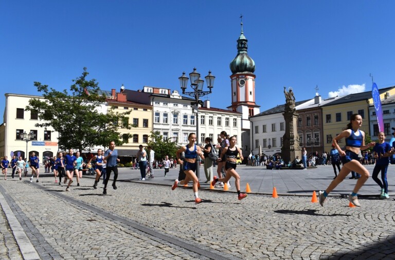 BĚH MEZI NÁMĚSTÍMI SE BLÍŽÍ: ULICE MĚSTA OVLÁDNE SPORTOVNÍ ATMOSFÉRA