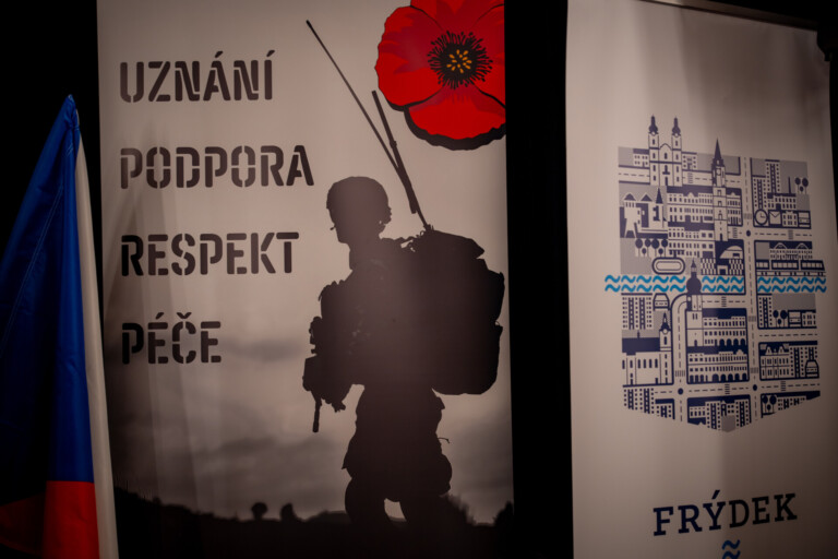 VÁLEČNÍ VETERÁNI SE SETKALI VE FRÝDKU-MÍSTKU. MĚSTO JIM PODĚKOVALO ZA JEJICH SLUŽBU