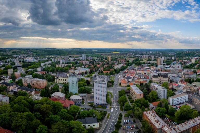 MĚSTO POSILUJE POMOC DĚTEM A MLADÝM. ROZŠÍŘÍ PORADENSTVÍ I TERÉNNÍ PRÁCI