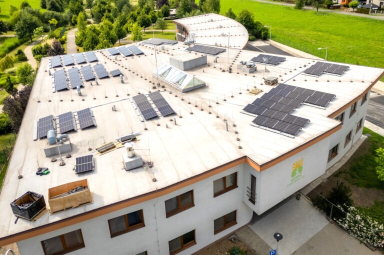 FOTOVOLTAICKÉ ELEKTRÁRNY NA BUDOVÁCH MĚSTA JSOU JIŽ V PROVOZU