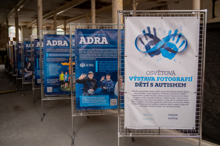 VÝSTAVA, KTERÁ SEZNAMUJE SE SVĚTEM DĚTÍ S AUTISMEM V NOVÉ OSMIČCE SE PRODLUŽUJE