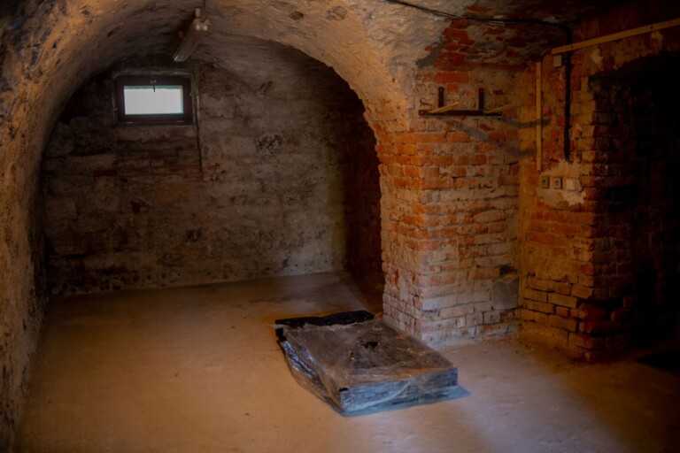 FRÝDEK-MÍSTEK POKRAČUJE V BOJI S VLHKOSTÍ. OPRAVOU PROCHÁZÍ HISTORICKÁ BUDOVA ZŠ P. BEZRUČE