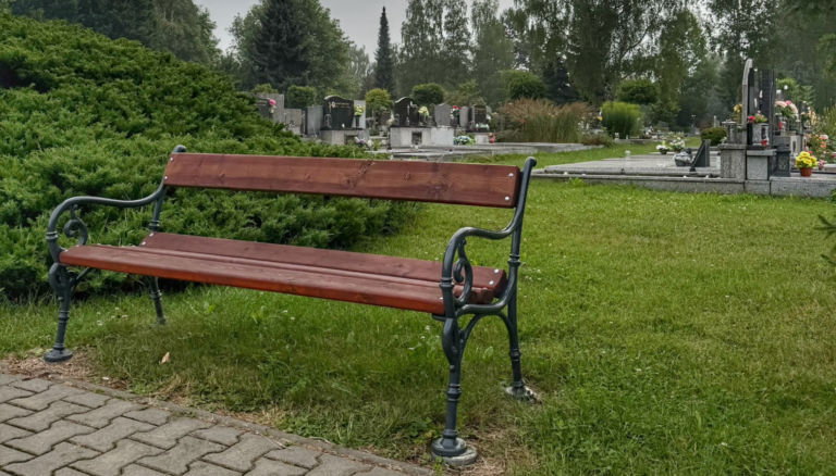STRÁŽNÍCI DOPADLI MUŽE PODEZŘELÉHO Z OPAKOVANÝCH KRÁDEŽÍ KVĚTIN NA MĚSTSKÉM HŘBITOVĚ