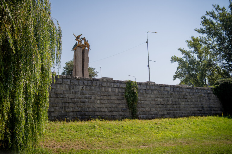 ZÍDKU U „HOLUBIC“ UŽ NEHYZDÍ GRAFFITI, PROTI SPREJERŮM JI CHRÁNÍ NÁTĚR Z VOSKU
