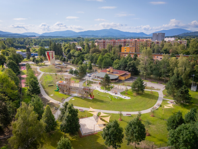 RIVKA PARK JE PŘIPRAVEN NA SVÉ PRVNÍ NÁVŠTĚVNÍKY. MĚSTO DOKONČILO VOLNOČASOVÝ AREÁL NA RIVIÉŘE