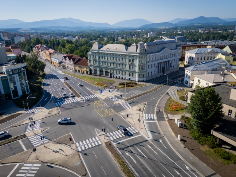 FREKVENTOVANÁ KŘIŽOVATKA VE FRÝDKU-MÍSTKU JE NYNÍ MODERNĚJŠÍ A BEZPEČNĚJŠÍ