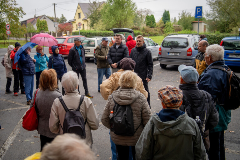 SENIOŘI VYRAZÍ NA SPOLEČNÝ VÝŠLAP. TRASA POCHODU POVEDE Z HÁJKU DO SEDLIŠŤ