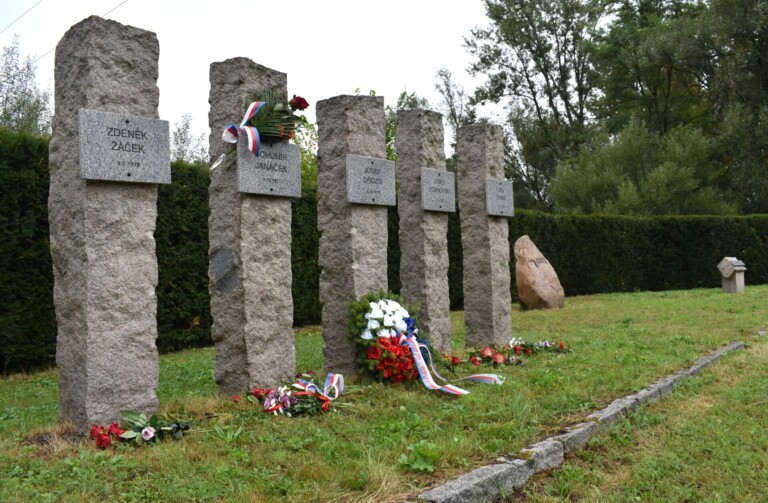 VEDENÍ MĚSTA UCTÍ V LÍSKOVCI PAMÁTKU PĚTI ODBOJÁŘŮ