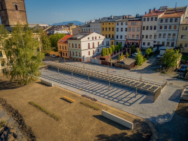 PROMĚNA ZANEDBANÉ PROLUKY: STYLOVÉ PARKOVIŠTĚ S PARKEM NA PŮSTKÁCH DOKONČENO