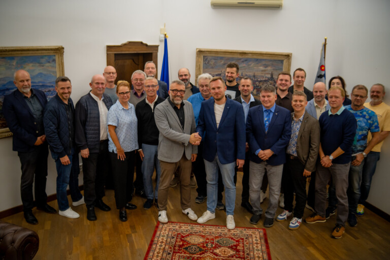 VOLBY: FRÝDEK-MÍSTEK PROMĚNIL ŠANCI NA STABILNÍ KOALICI. PETR KORČ SE VRACÍ