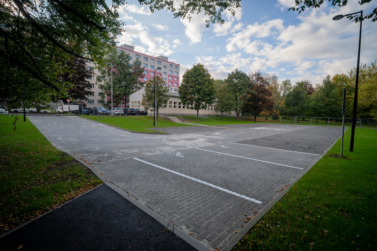 RIVIÉRA: Z NEVYUŽITÉ PLOCHY VE VNITROBLOKU JE PARKOVIŠTĚ