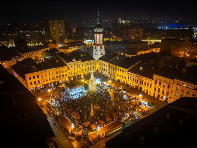 VÁNOČNÍ STROMY VE FRÝDKU-MÍSTKU SE ROZZÁŘÍ PRVNÍ ADVENTNÍ NEDĚLI