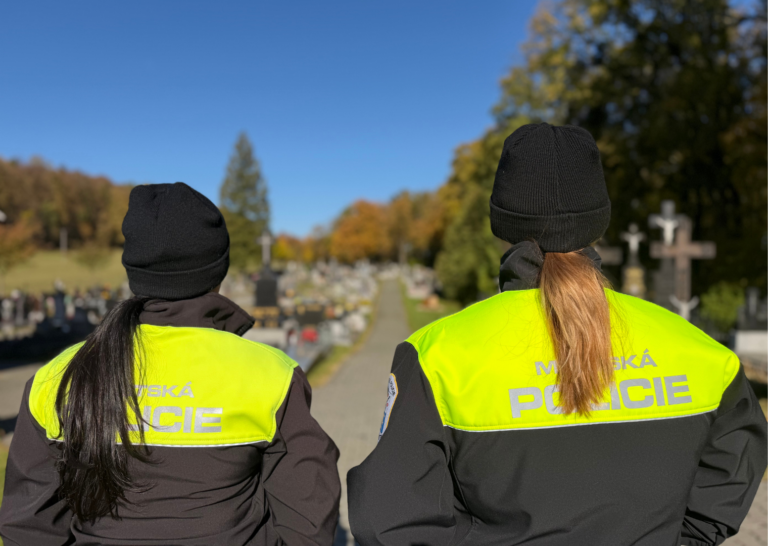 MĚSTSKÁ POLICIE POSILUJE HLÍDKY NA HŘBITOVECH