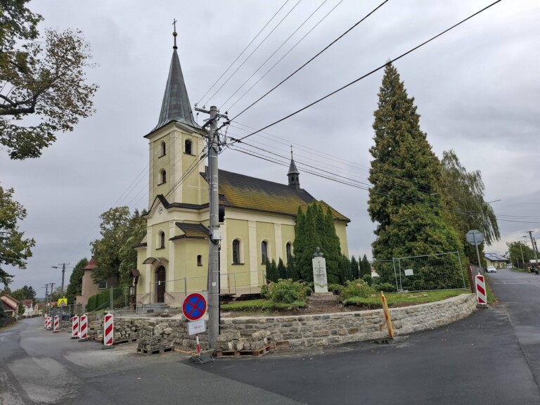OPRAVUJEME ZÍDKU U KOSTELA V CHLEBOVICÍCH